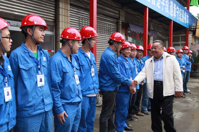 中國五冶集團董事長、黨委書記程并強與項目部員工親切握手致意，祝大家節日快樂。